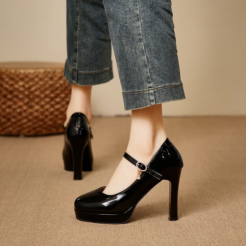 Women's classic round-toe plat - огляд і ціна Leather Classic Strap